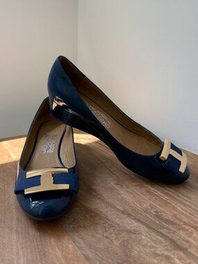 SALVATORE FERRAGAMO Elinda Navy Patent Leather Low Wedge Bow Pump Size 8